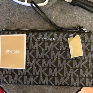 Brand New 
Michael Kors Jet Set Large Zip Clutch Wristlet